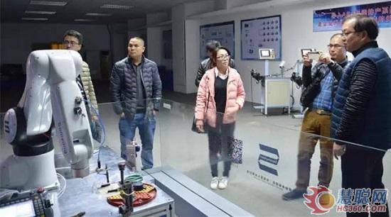 参观三扬公司的新产品：六轴机械手