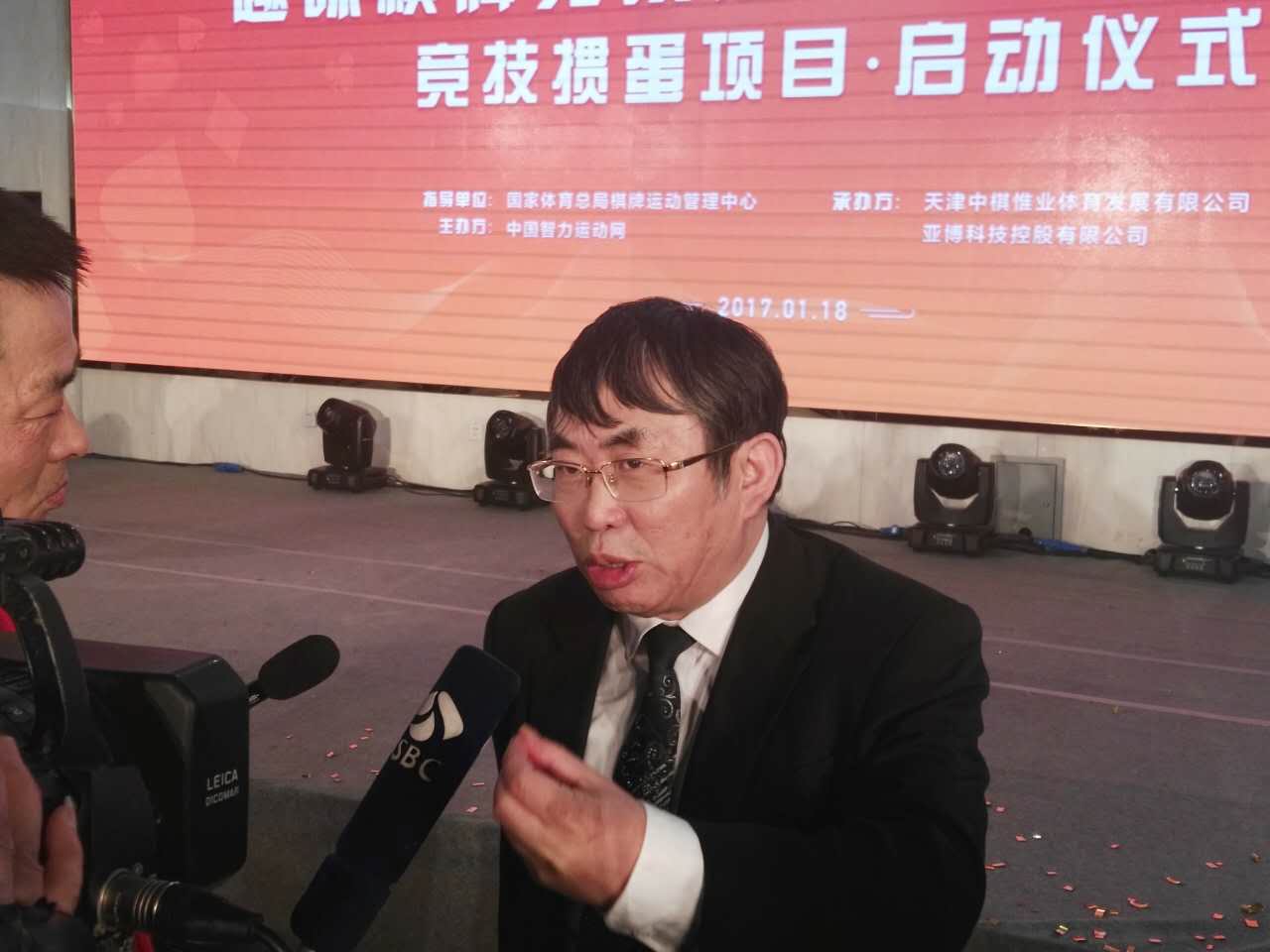 图为聂卫平接受采访。